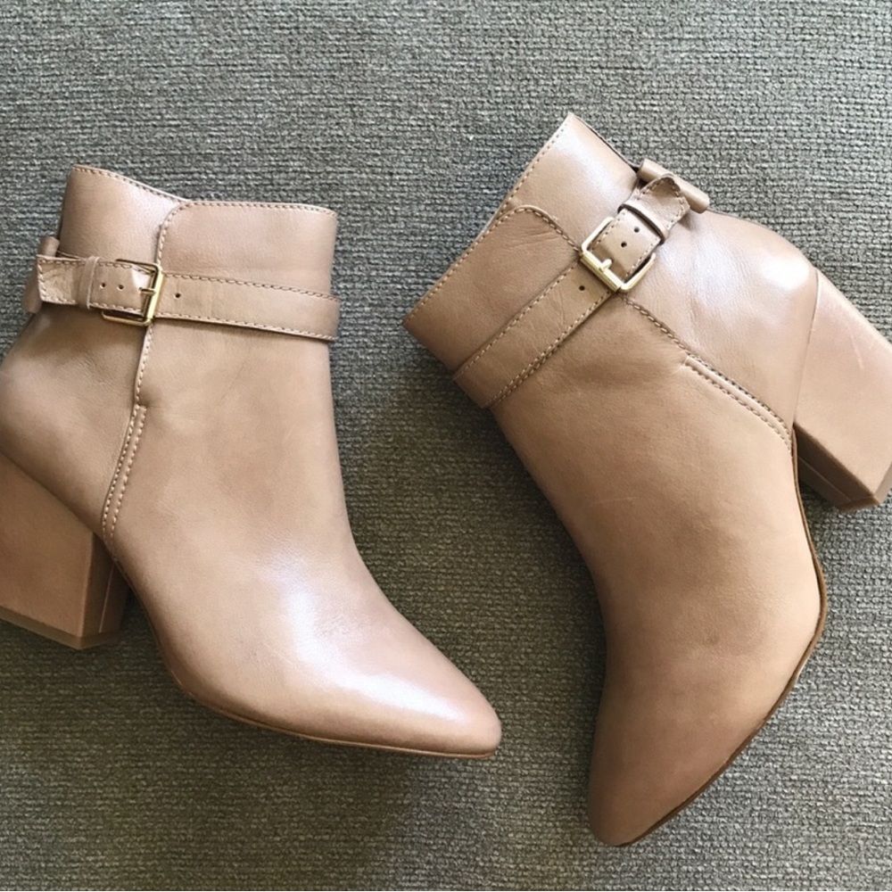 🎀 🎀 Has cute bows!! Almost new! Kate Spade Brandi Ankle Bootie w/ box. Sz10 🎀